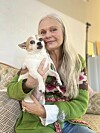 Hunden Charlie är fäst vid sin matte – och hon vid honom!