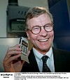 1999. Ericssons dåvarande vd Sven-Christer Nilsson presenterade överraskande företagets nya mobiltelefon modell T28 i samband med en presskonferens om bokslutet. Modellen är i dag relativt eftertraktad på andrahandsmarknaden.
