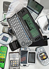 En efterttraktad klassiker – Nokia 9000 Communicator, hålls upp framför andra äldre mobiltelefoner.