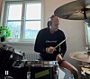 Ulf Bork har inte släppt musiken. Han fortsätter spela trummor när han har möjlighet. ”Det är väldigt bra meditation”, säger han.