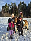 Det gäller att vara aktiv, men inte stressa. Susann med barn och hund på vintrig utflykt.