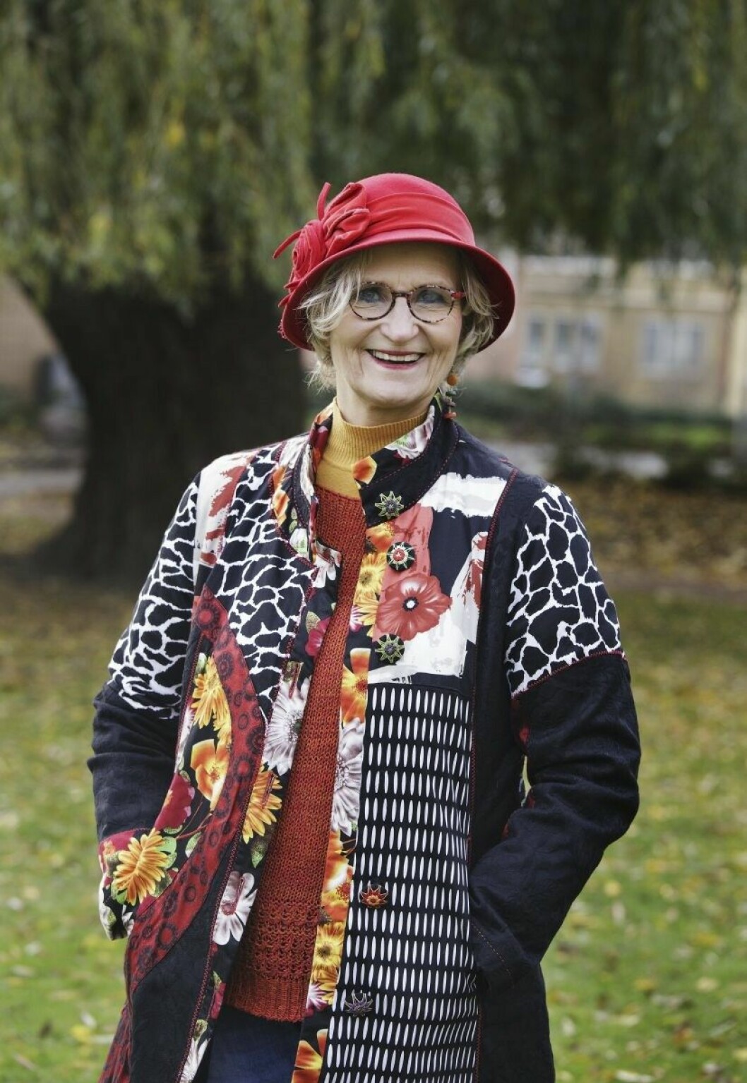 Gitte Pålsson i röd hatt