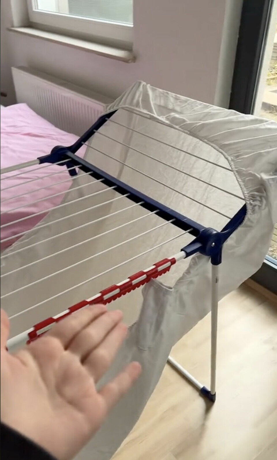 Gör som Tiktok-profilen 2.elmo.4.u och häng dra-på-lakanet upp och ner under torkställningen! Gör som Tiktok-profilen 2.elmo.4.u och häng dra-på-lakanet upp och ner under torkställningen!