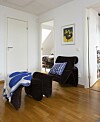 Brunt och blått är snyggt tillsammans. Fåtöljen, Etcetera, designades 1970 av Jan Ekselius. Kudde med mönster av Estrid Ericson för Svenskt Tenn.