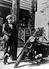 Marlon Brando i ett par klassiska 501:or bidrog starkt till att göra det praktiska plagget från vilda västern coolt och trendigt.