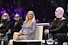 Gunilla Persson ger Fröken Snusk stränga blickar i green room under finalkvalet av Melodifestivalen 2024.