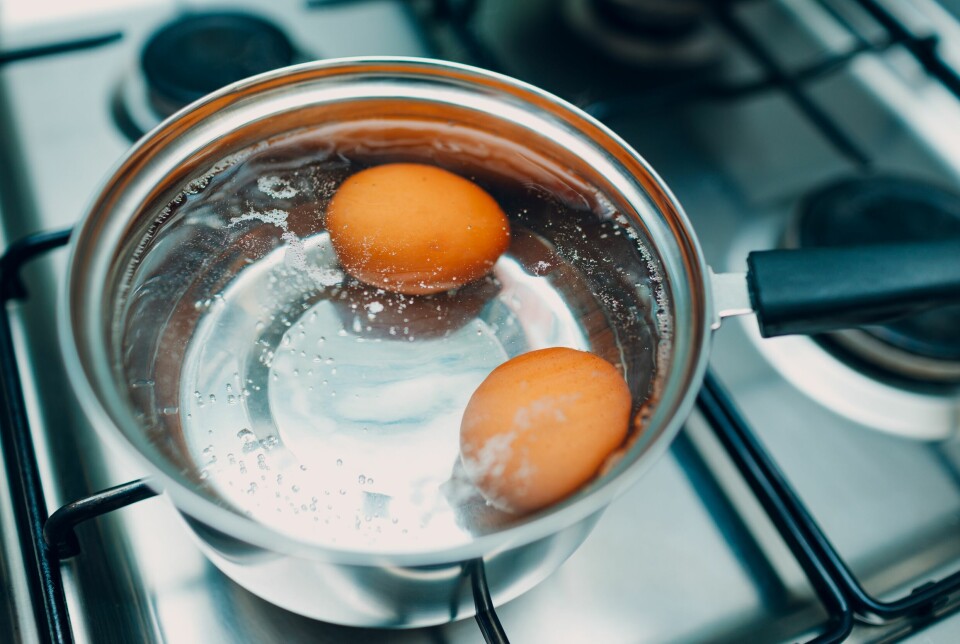 Genom att addera bakpulver i vattnet under äggkokning, ska äggen bli lättare att skala när de svalnat. Genom att addera bakpulver i vattnet under äggkokning, ska äggen bli lättare att skala när de svalnat.