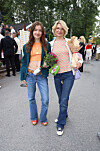Cecilia Frode fotograferad tillsammans med dottern Oderia på en sommarfest i Stockholm.