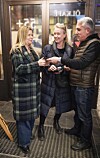 Jodå, båda Hemmets redaktörer har ålder inne och blir insläppta på Uven av Ahmet Özdemir. Till vänster Cecilia Gustavsson och i mitten Maria Torshall.