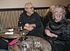 Inger Lundqvist tog med kortleken till krogen och tycker det är skönt att kunna prata runt bordet utan att behöva överrösta hög musik.