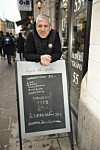 Åldersgränsen 55+ står med stora vita bokstäver vid entrén – kanske är det just det som lockar gästerna?