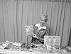 En kvinna säljer strumpbyxor på Pressbyrån 1969. På bordet syns några av Aller Medias veckotidningar – Året Runt, Femina och Svensk Damtidning!