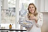Inför intervjun ville Isabella bjuda på något gott och bakade sin favorit, Silviakaka. Det vackra fatet kommer från Pauls mamma.
