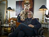 Pontus Platin med frun Marzena Doberhof Platin. I bakgrunden en av hans tavlor.
