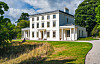 Greenway House i Devon, England, Agathas sommarhus och hem i perioder. Här spelades den allra sista scenen i tv-serien om Hercule Poirot – och den i Travels with Agatha – in.