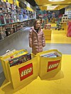 Under Nellys Stora dag fick hon botanisera på egen hand innan Lego-butiken i Mall of Scandinavia öppnade för dagen.