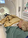 I början fick Melker sövas när han skulle åka in i magnetkameran, som låter högt av läskiga ljud.