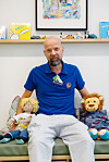 Lekterapeuten Tobias Svartserud använder ofta dockor i sitt arbete med cancersjuka barn. ”Många gånger leker barnen det som de själva behandlas för. Det blir samtidigt en slags bearbetning”, säger han.