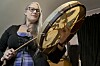 Häxor har historiskt använt trummor av flera olika skäl, ofta kopplade till andligt eller ceremoniellt arbete. Katarina har en vacker med korpar på.