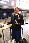 För att bli flygvärdinna måste man vara minst 160 centimeter lång, annars spelar utseendet ingen roll. ”Det viktigaste är att man är trevlig och har ett bra bemötande mot passagerarna”, säger Sofia Freij.