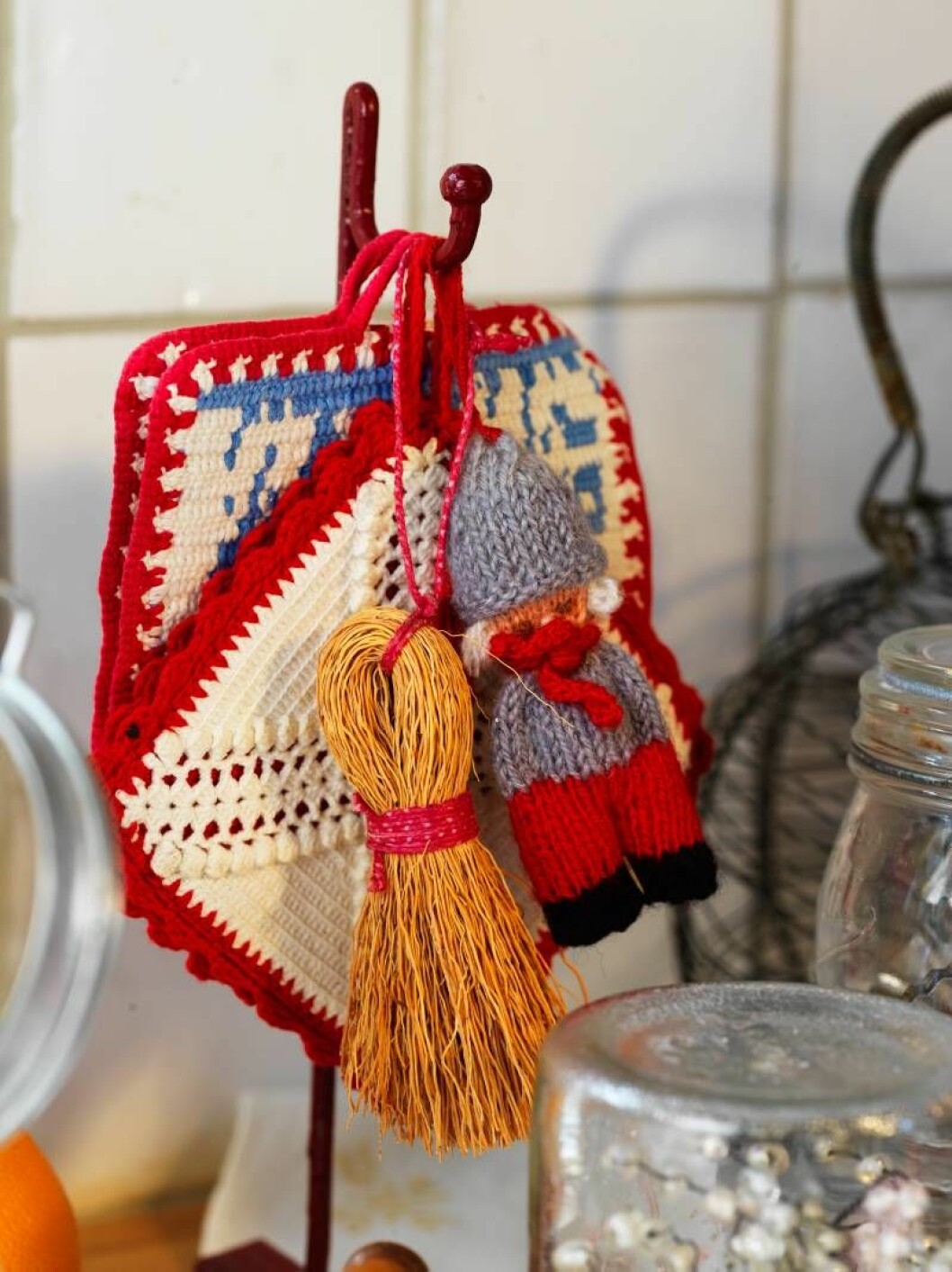 Fina virkade grytlappar hittar du för ca 25 kr/paret. Tips! Ta fram de gamla textilierna och använd dem! De skapar den ombonade känslan som man önskar sig till jul. Antik jul i köket
