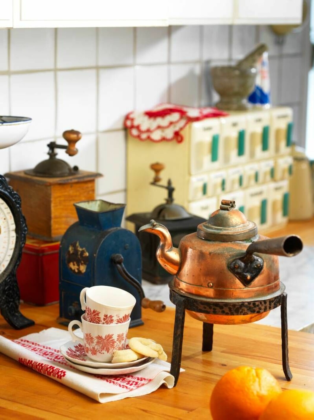 Kaffekvarnar har blivit populära inredningsdetaljer. Kaffekvarn i blå metall, Ramstedt & Co, Eskilstuna, brun i ek från R L Zetterlund, Eskilstuna och svart C. Alb. Nilsson, även denna från Eskilstuna. Pris ca 250 kr/st. Kaffekoppar, Vinranka, Gefle porslinsfabrik, ca 100 kr/st. Tips! En kaffepanna passar utmärkt till glöggen om den är i gott skick invändigt och inte har ärgat. OBS! Ärg är giftigt! Kaffeservis och kopparkanna