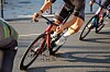 Man cyklar klädd i lycra.