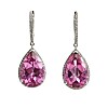 Örhängen i 18K vitguld, droppslipade rosa topas (10 ct), briljantslipade diamanter (1 ct). Rosa är mest sällsynt på ädelstenen topas. Klubbades för 18 000 kr på Stockholms auktionsverk Fine Art.