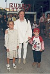 Med sönerna Sebastian och Malcolm 1995. I dag är de vuxna och tydliga med hur nära de vill ha sin mamma. ”Om jag kliver för nära så säger de till mig att backa. Och jag svarar ’absolut, jag fattar’.”
