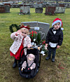 Ellen, Dante och Leo besöker sin pappas grav vid Markaryds kyrka.
