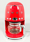 Kaffekokaren från Smeg, 2 000-tal, är tillverkad i retrostil. Klubbad för 850 kr på Auktionshuset STO Bohuslän.