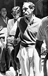 Audrey ­Hepburn, i sällskap av dåvarande maken Mel Ferrer, på ön Capri i stilsäkra byxor 1955.