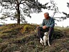 Husse Gösta i skogen med Maya, en jack russel terrier.