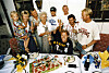Vad ska en fotbollshjälte bjudas på om inte smörgåstårta? Kennet Andersson hyllas av familj och vänner efter vm-bronset i USA 1994.