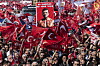 Imamoglus gripande har lett till många stora demonstrationer i hela Europa. Här från Turkiet i mars i år. På plakatet står det ”Dessa axlar bär denna börda” med en bild på Ekrem Imamoglu.