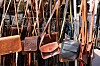 Shoppa vintage-skinn på Waterlooplein market i Amsterdam.