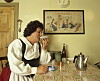 Operasångerskan Birgit Nilsson dricker kaffe på fat med en sockerbit mellan tänderna. Året är 1981.