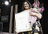 Inas Hamdan blev historisk när hon som yngsta journalisten någonsin tog hem Stora Journalistpriset. Hon vann i kategorin Årets förnyare för sin granskning av hur Sverige porträtteras i mediekanalen Al Jazeera.