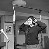 Siw Malmkvist i Metronomes studio efter att ha vunnit 'Flugan' 1955.