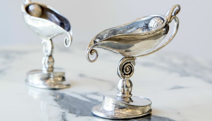 Kay Bojesen är kanske mest känd för leksaksdjuren i teak, särskilt den berömda apan från tidigt 50-tal. Men han var också silversmed, utbildad hos Georg Jensen från 1907 och stadd på gesällvandring i Tyskland och Frankrike när jugendperioden var som hetast. De formstarka saltkaren i silver är tillverkade av Bojesen 1918 och finns hos Zimmerdahl Antiques and Design för 15 000 kr. Två saltkar i silver.