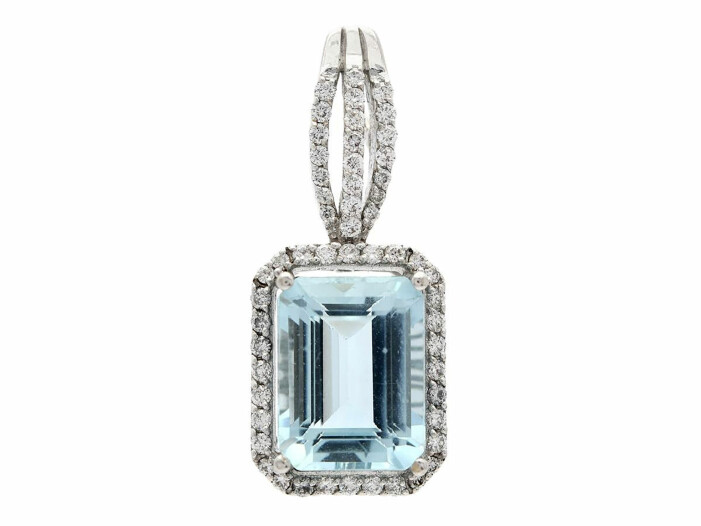 Hänget av 18 k vitguld med smaragdslipad akvamarin på 6,00 ct och 54 briljantslipade diamanter på sammanlagt 0,50 ct fanns hos Kaplans Klassiska i juli 2021, där klubban föll vid 7 500 kr (8 000). Akvamarinen uppgavs ha smärre nagg. Hänge av 18 k vitguld med smaragdliknande akvamarin.