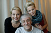 Molly Nutley med sina föräldrar Helena och Colin under inspelningen av filmen Änglagård - tredje gången gillt 2010, som de alla jobbade med tillsammans.