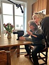 Stina Gardell ger Siw Malmkvist instruktioner under inspelningen.