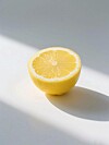 Citron är full av C-vitamin och citronsyra, som båda två kan ha positiva effekter på huden.