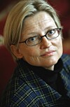 Anna Lindh hade inget personskydd av Säpo. Efter mordet blossade en debatt upp huruvida politiker ständigt ska ha livvaktsskydd.