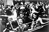 USA:s president John F. Kennedy med frun Jacqueline bredvid sig, strax innan skotten.