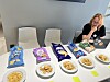 Tove Björnlundh undersöker chips