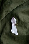 Det ursprungliga rosa bandet säljs av Bröstcancerförbundet i Sverige och intäkterna går till forskning om bröstcancer.
