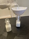 Häll upp i små behållare (mina är ganska små) och ställ sedan in på lämplig plats i kylskåpet.