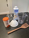 Alla ingredienser och köksredskap du behöver för att göra egen drickyoghurt hemma. Ja, vatten ur kranen också.